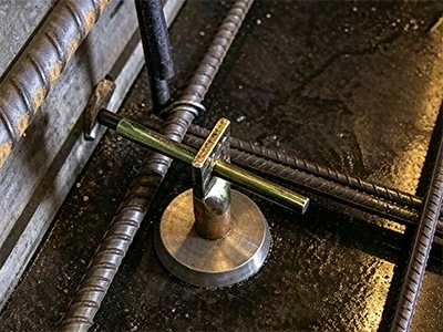 Til hvers er innstungu segull notaður í forsteypt mót?